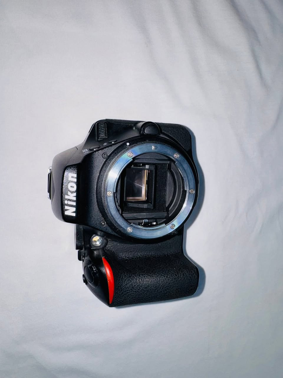 ﴿ نيكون 5600d شتر 6k نظافه 100%
مواصفاتها  = 
شاشه قلاب لمس سلايه عاليه + 24 ميكابكسل + 39 نقطه فوكس + تصوير فديو 60 اطار في الثانيه + ميزه تتبع الفوكس + معالج الصور + 5 صور في الثانيه +  Wifi  

   مع كامل ملحقاتها 

- عدسه 55.10 ام القفل VR 
-عدسة رياضية 70-300
-أدبتر للتصوير القريب 
- فلاش أضائة
-ستاند أحادي 
-ستاند ثلاثي صغير 
 - شاحنه تدعم الشحن السريع  
 - بطاريه تدوم طويلاً  
 - رام 32G الاصلي جديد 
-تحويله صور 
 - حزام حامل للكامره  
 - حقيبه حجم وسط مقسمه  
- حقيبة حجم الكبير مقسمه
 - حزام الحقيبه  

اخوان الكامرة نضيفة جدآ استعمال شخصي 

مكاني بغداد 
الشراي يتفضل خاص أو يتصل على الأرقام 
***********
***********
