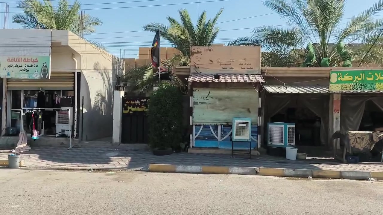 السلام عليكم دار للبيع في حي  العسكري   مساحة ٤٠٠ م طابقين   البيت صاير مشتملات ثنين وبي ٤ محلات  البيت على الشارع
 تجاري  قرب مركز الشرطه  الاتصال ع الرقم ***********
