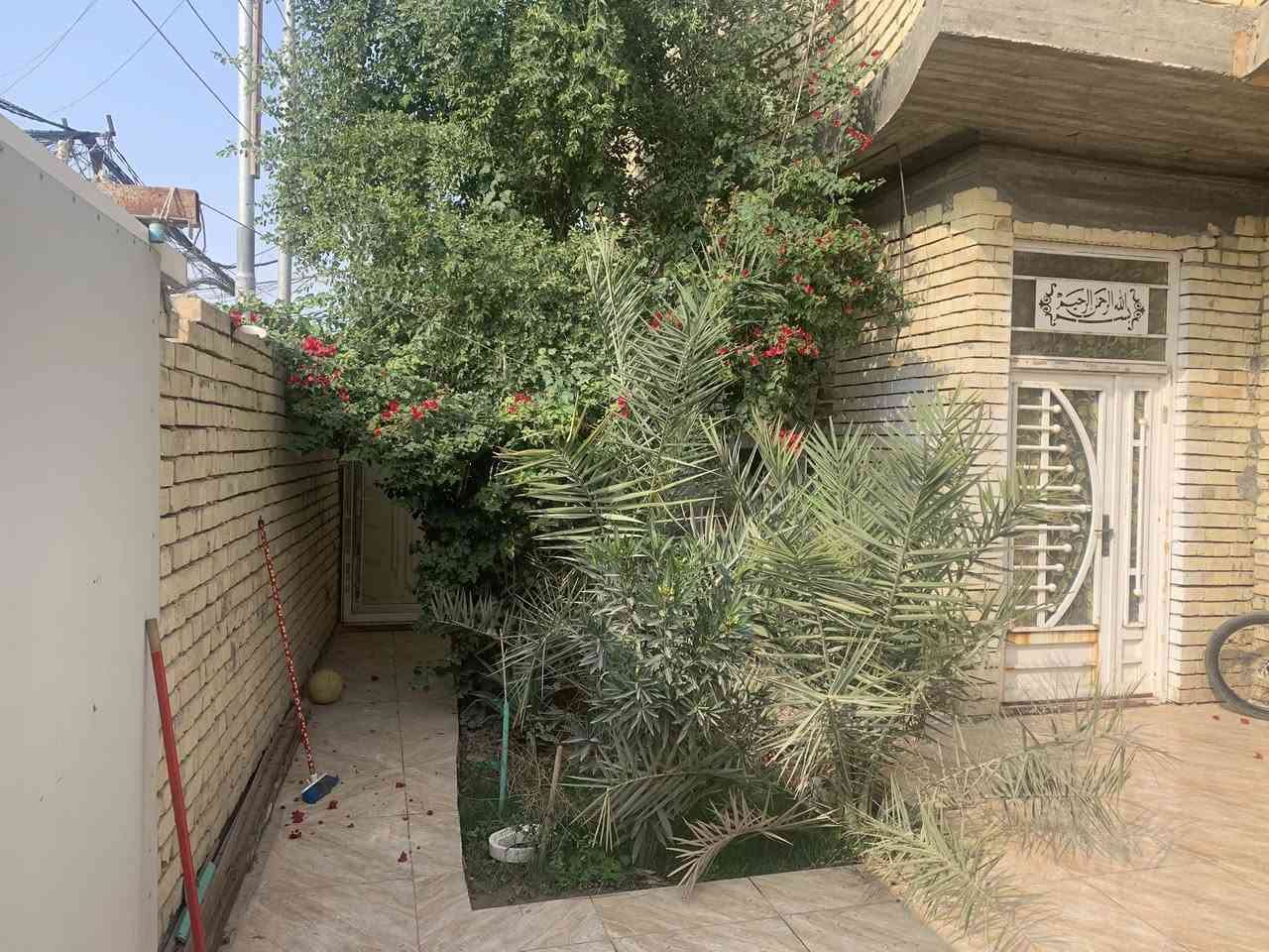 السلام عليكم
بيت للبيع المساحه 240 متر كربلاء البوبيات 
بناء طابوق 🧱 
طابق واحد / الداخل مكون من
غرفتين نوم / واحده منهما معها سويت 
صاله 7*5 
الاستقبال مفتوح على الصاله 6*5 
حمامين 
طرمه كبيرة مع حديقه وحمام خارجي 

العنوان كربلاء الحر الصغير قرب أسواق السلطان 

الأرقام : ***********
***********
