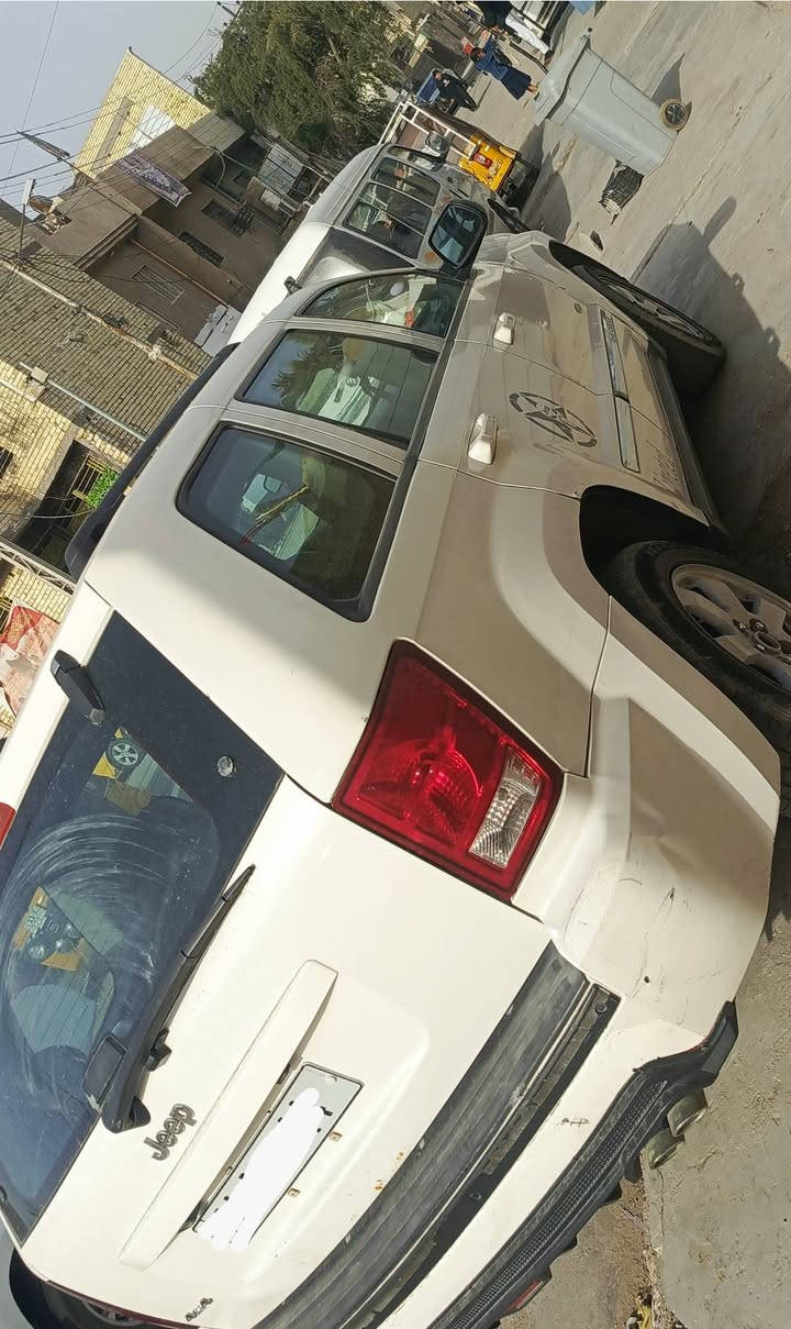 جيب شيروكي فول لمتد 2010 
كشنات جلد 
فتحة سلايد 
شاشة لمس بلادي اصلي 
وكامرا بلادي شغالة ايضا 
سستم صوت 
جاهزة محرك جديد شرط الفحص والكير ممتاز 
جاهزة محرك كير تبريد شغال فعلا ثلج وحدادة  صدر  جيدة جدا بنسبة 80% 
رقم بصرة دولي انكليزي بسمي مكاني بغداد الطالبية 
ضرر بنيد مبدل  والصبغ جاملغين يعني فقط البجم والسونار مرفق جديد 
السعر 93 بيهة مجال للتقدير اذا تجي واشوفك  شراي جاد 
***********
