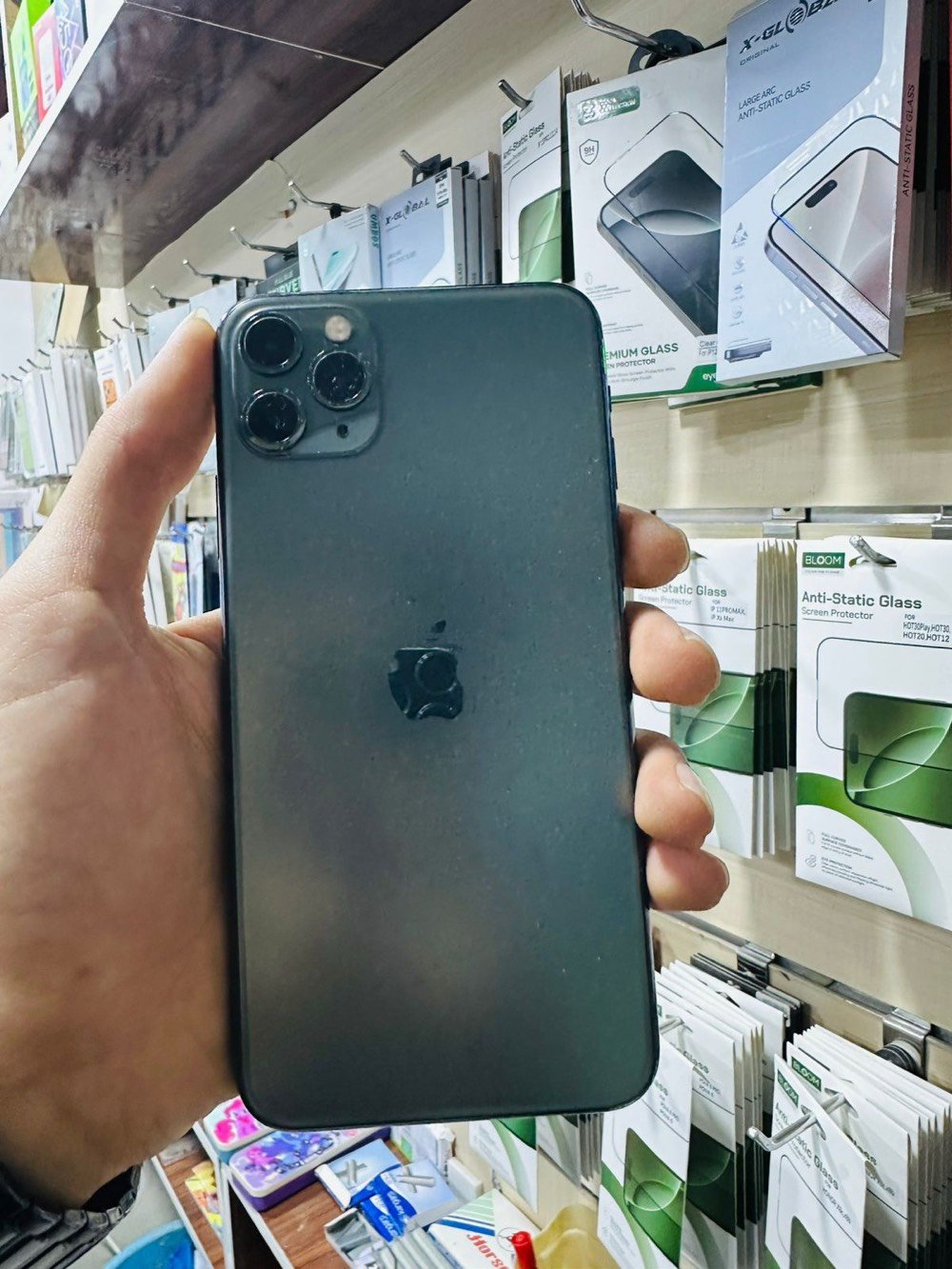 أنا عندي آيفون معروض للبيع بحالة ممتازة. الجهاز نظيف جداً وبدون أي خدوش. اللون مثل ما تشوفونه في الصورة والأسعار قابلة للتفاوض حسب الطلب.