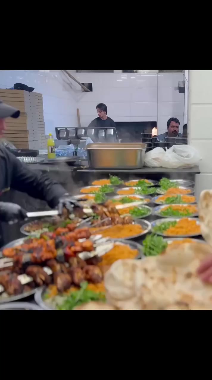 اطيب المشاوي تلكاها عند مطعم العائلة 
مشاوينا ع حطب الحمضيات  
عنوانا 
📍📍صليخ ال٦٠٠ مقابيل البلور
يوجد توصيل داخل وخارج صليخ
واتساب ***********
