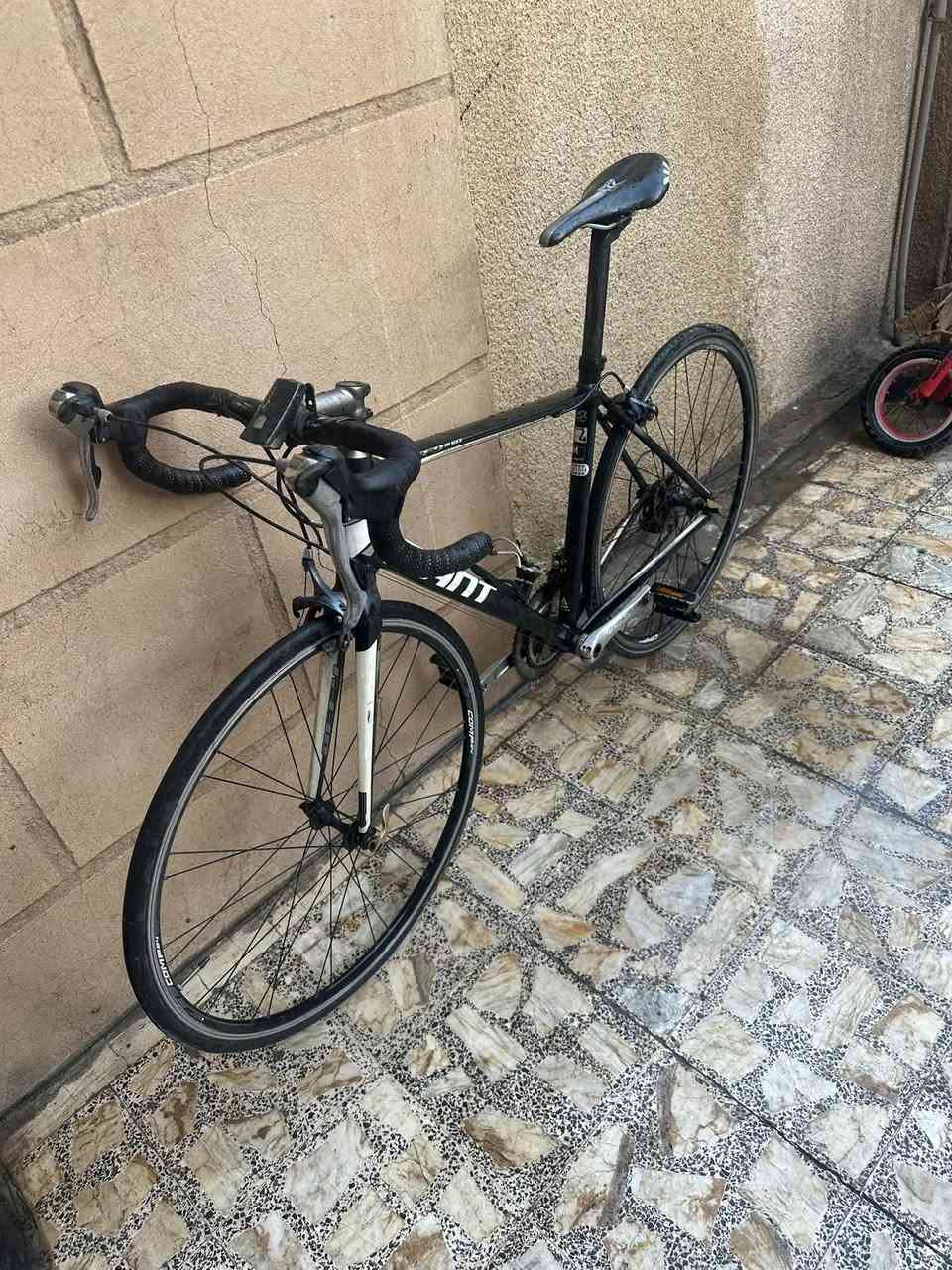 GIANT DEFY ALUXX 2016 🇹🇼
•
•
دراجة الطريق (Road bike) ماركة جاينت 
 مال حاويه بعدها بلاديه مملعوب بيها نهائياً على وضع الاستيراد ختم واحد 

معدن الدراجة من المنيوم بالكامل سبيكة 6602
نسبه ضافتها 95‎%‎
ابعاد الفريم : حجم 28 / قياس 50-51 M
وزن الدراجة بالكامل : 8.5 كلغم

مجموعة الدراجة Shimano Tiagra شيمانو تياغرا مطابق بدون اي اختلاف
عدد التروس : 2 / 10
وياله كمبليون فتح وشد سريع ماركة COMP-24
اطارات الدراجة شوالبي 25/c700
الامامي كونتينتال و الخلفي شوالبي خط فسفوري
 الدراجة بس غسل و بولش و تنطلق بيها

السعر: 450 الف مجالها شي بسيط
العنوان: بغداد / الشعب / سوق شلال / قرب مركز شرطة شارع عدن
للاستفسار: ***********
