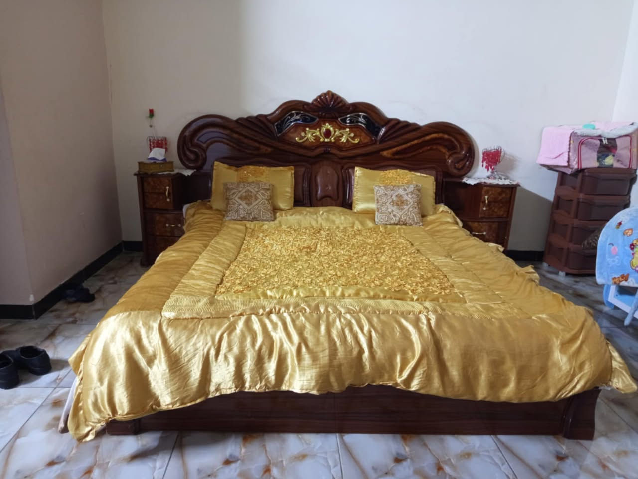 السلام عليكم متاح للبيع غرف نوم عدد 2 الصاج ب350 والثانيه ب200 المكان المحموديه حي السلام للاستفسار الاتصال على:*********** ///*********** غير متواجد عل فيس
