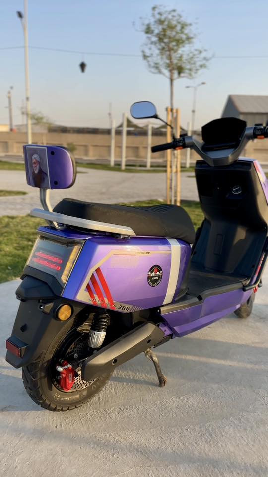 دراجة سكنس شحن ام عيون
دراجة شحن دراجة كهربائية ام عيون 

اللون بنفسجي

من ماركة هاوجي ZKH 

3 سرعات 
السرعة القصوى  80 حقيقي بالشاشة وبالمشي

6 بطاريات 32 أمبير 

72 فولت  

ضد الماء 

نضام ال P

نضام الرجوع للخلف R 

نضام مثبت السرعه  

نضام حساسات جانبية وخلفية 
مانع للسرقة 

 تشغيل بصمه 

گلوبات عالي ناصي قوي جداً 

أشاير يمنى ويسرى 

الكهربائيات كلهن شغالة 

الشاحنة الاصلية تدعم الشحن السريع 

مرايات

صندوق كبير داخلي 

الملف 2000 حقيقي 

🔴السعر :  750 الف وبيهة مجال قليل بالخدمة للشراي 

العنوان : البصرة : الامن الداخلي

الرقم : ***********
