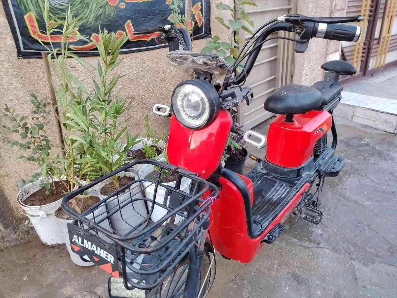 دراجة شحن لون أحمر حجم ٢٠ his بيهة أربع بطاريات وبيهة نشرة صغيرة خلفية تايرات جوبلس وياهة شاحنة وبيهة مثبت سرعة  بيها بايدر مثل البايسكل واجنحة لوضع القدم عليها وتحتوي على مقعدين السرعة الحقيقية ٥٠ بيهة تجي على شكل سويج وبصمة وكارت بنفس الوقت واكو سويج احتياطي وبصمة احتياطية وكارت احتياطي وبملف يصل إلى ١٠٠٠ واط للاستفسار والتواصل *********** وبي واتساب السعر 425 ألف و المكان بغداد / الشعب / شارع الصحة / خلف المحكمة
