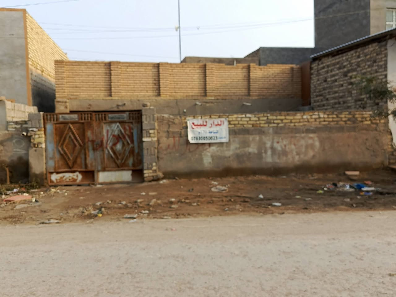 بيت للبيع مقابل الجامعه مساحه 165 بل شارع التبليط السعر 20 وبي مجال تلفون ***********
