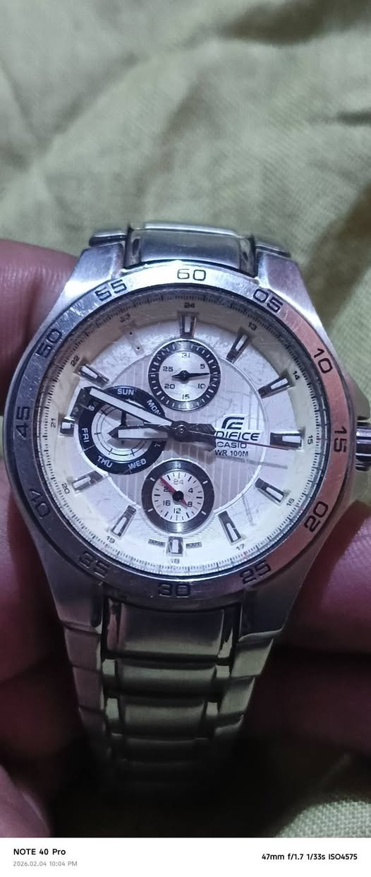 هذه ساعة كاسيو إيديفيس (Casio Edifice EF-335D-7AVDF) للرجال.
هذه ساعة كاسيو إيديفيس (Casio Edifice EF-335D-7AVDF) للرجال. 
لون المينا أبيض، وشكل الهيكل دائري.
السوار مصنوع من الفولاذ المقاوم للصدأ باللون الفضي.
تتميز بزجاج معدني مقاوم للخدش.
مقاومة للماء حتى عمق 100 متر.
تحتوي على ثلاثة أقراص فرعية (كرونوغراف) لعرض التاريخ واليوم والوقت بنظام 24 ساعة
     السعر خاص


**إذا كنت صاحب هذا الإعلان وتريد حذفه لأي سبب، رجاءا أرسل رسالة إلى الدعم الفني**