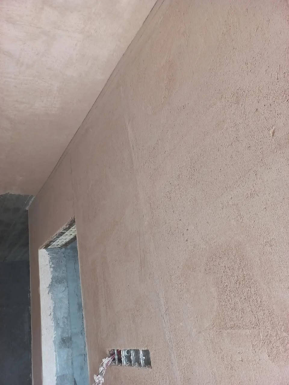 السلام عليكم
خلفه لبخ متفرغ جص اسمنت وبورك مصاطر زاويه وركن شغل درجه اولى بمايرض الله شغل هندسي.  ‏‪***********‬‏
