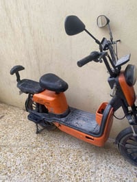 دراجه شحن للبيع نقص بس بطاريات سعرها ٢٠٠ الرقم ٠٧٨٣٣٨٤٥٢٦٦