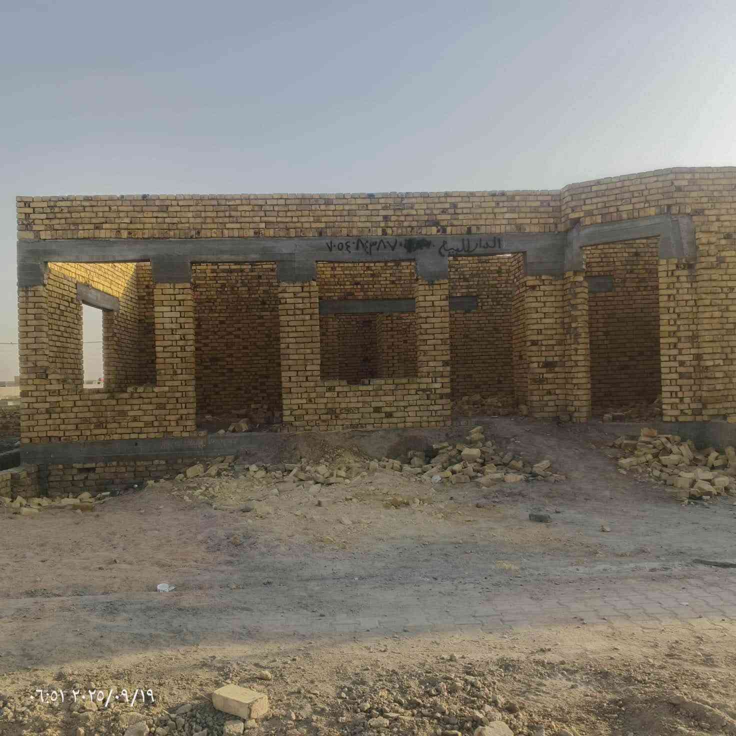سلام عليكم 
هيكل مسقف بناء طابوق 
مساحة (200م) حي الزهراء 
خلف محلات ال عويد 
يتكون من غرفتين وصاله ومطبخ واستقبال وصحيات داخليه وخارجيه 
للاستفسار/ مراجعة مكتب عقارات الفنار مجاور مستشفى الخضر العام (***********)
