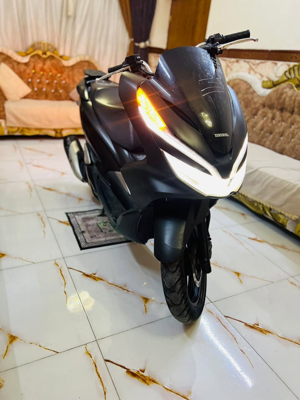 السلام عليكم دراجه PCX ياباني الجيل الثالث للبيع مكينه 150 حساس ازدحام بصمة دكمتين ياباني الاصلي دراجه مكفولة كفاله عامه مال جناي مكينه برغي ممفتوح بيه شلعه معدل فول ماشي 8000 حقيقي السعر مليون 950 بيه مجال  عنواني بغداد للاستفسار ***********
