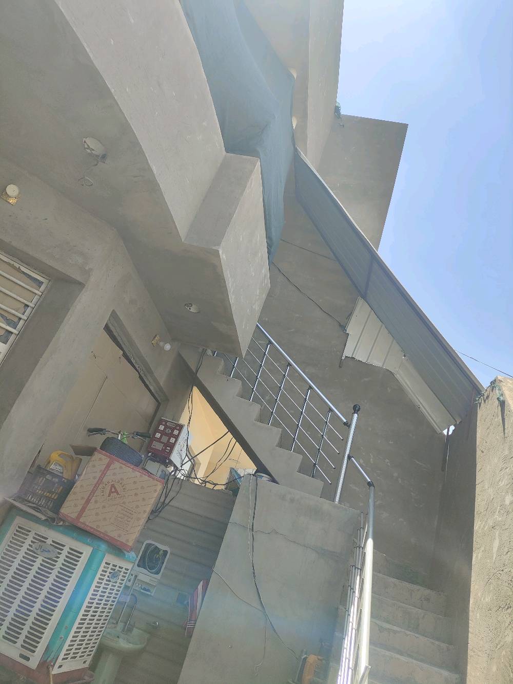 🏡🔥 دار سكني مميز للبيع في بعقوبة – حي النور 🔥🏡

📍 الموقع: ديالى / بعقوبة / حي النور
خلف الصناعه الاولى – قرب أم العظام

📐 مساحة الدار: 200 متر مربع
📏 الواجهة: 7 متر
📏 الطول: 28 متر
🏗️ سنة البناء: 2019

⭐ مميزات الدار:

🔹 الطابق الأرضي:
✅ استقبال كبير
✅ صالة واسعة
✅ مطبخ
✅ غرفتين نوم
✅ مناور مناسبة للتهوية والإنارة

🔹 الطابق العلوي:
✅ استقبال
✅ صالة كبيرة
✅ مطبخ
✅ غرفتين نوم
✅ صحيات كاملة

⭐ مميزات إضافية:
✅ الطابق العلوي مستقل بالكامل عن الطابق الأرضي
✅ كهرباء مستقلة
✅ ماء مستقل
✅ مجاري مستقلة
✅ درج خارجي خاص للطابق العلوي
✅ مناسب لسكن عائلتين
✅ مناسب للاستثمار وتأجير أحد الطابقين
✅ المنطقة مخدومة بالماء والكهرباء
✅ قريب من الأسواق والمدارس والخدمات

🏠 دار نظيف وجاهز للسكن بموقع ممتاز ومنطقة هادئة ومخدومة.

📞 للاستفسار والمعاينة:  وات ساب(***********)

🔹 السعر: للجادين فقط / قابل للتفاوض بعد المعاينة.