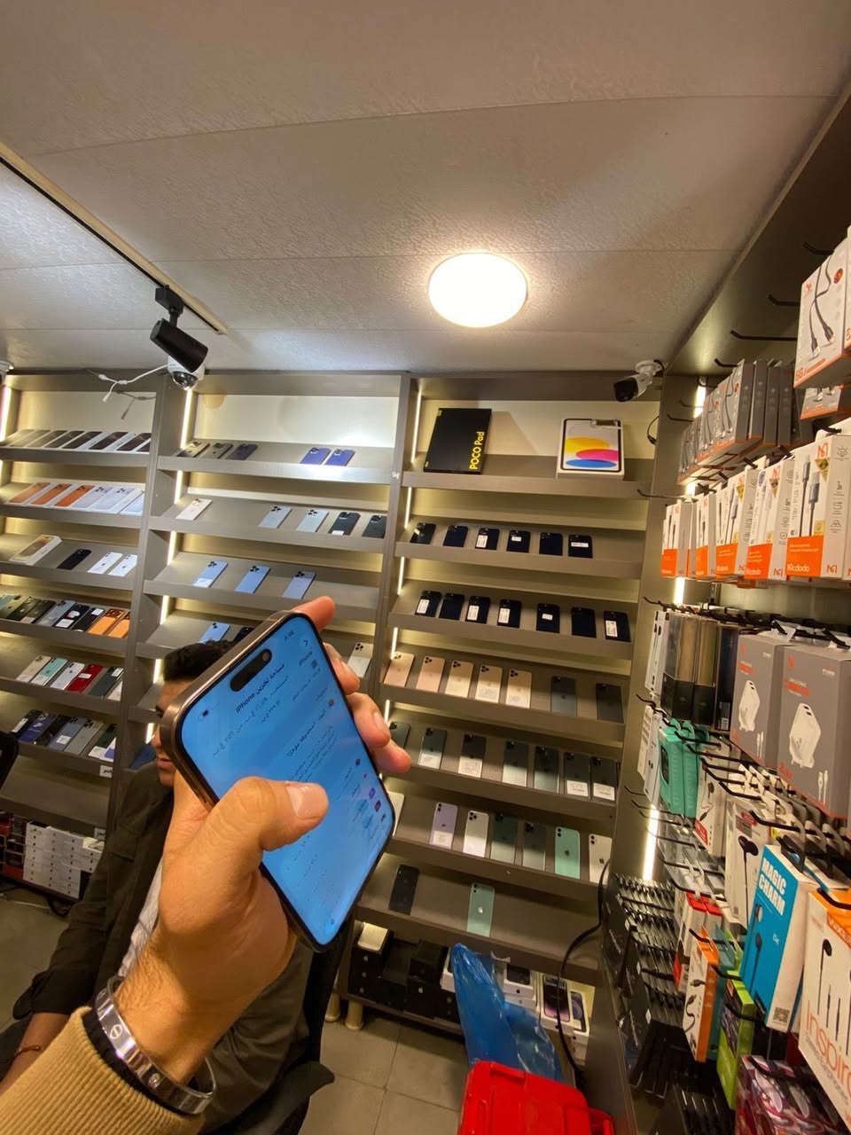 � للبيع: آيفون 16 برو (مو ماكس)
جهاز نظيف جداً والاستخدام خفيف، فرصة ممتازة للي يريد جهاز حديث بسعر مناسب.

المواصفات:
 • الموديل: آيفون 16 برو
 • السعة: 256GB
 • صحة البطارية: 94%
 • عدد مرات الشحن: 312 مرة فقط
 • تم تبديل الشاشة فقط
 • الجهاز شغال ممتاز وما بيه أي مشاكل

📍 الموقع: البصرة
📞 رقم الهاتف: ***********
💵 السعر : 850 ألف
سبب البيع: بحاجة إلى سيولة (فلوس).
✨ الجهاز نظيف وجاهز للاستخدام
