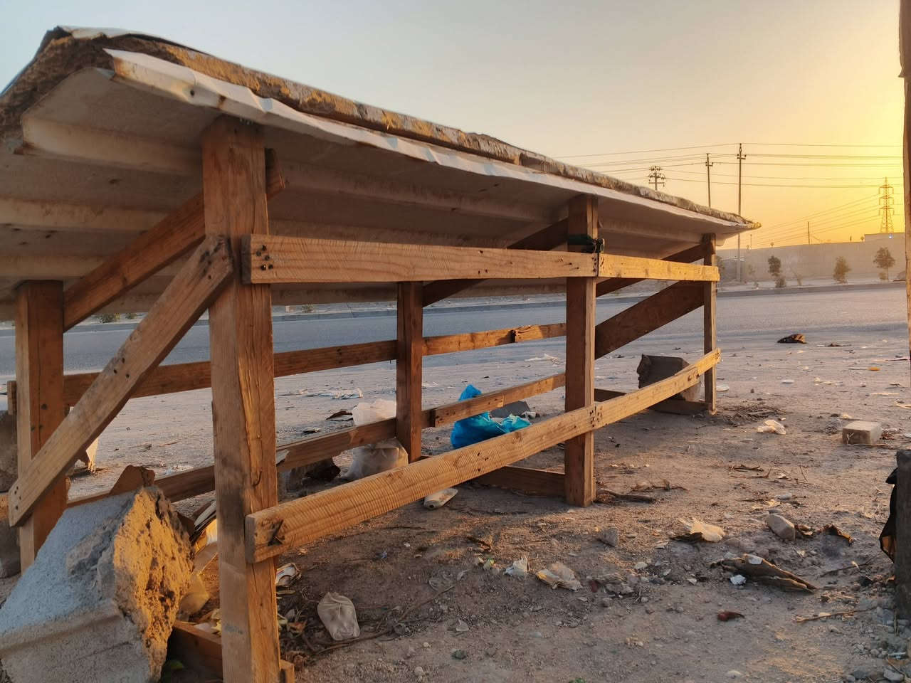 ميز مال مخضر خشب قوي   طوله اربع امتار السقف ماله سندويچه من القويات يرهم مال كلشي. السعر ب120 وبي مجال  مكاني الزبير قرب سيطرق الفيحاء  ***********
