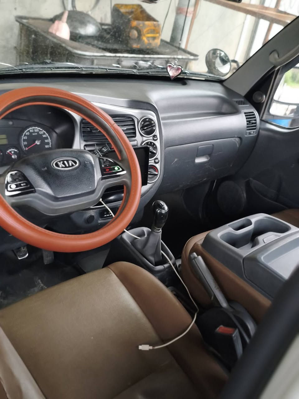 سلام عليكم كيه موديل ١٣ رقم قادسيه سنويه صاقطه سنتين راعيه متوفي بيه قاصر واحد بعدلي سنتين وتفك سياره جديده تخم تاير صدر جديد سعر ٨٥ وبيه مجال حك جيه مكفوله من ضربه وصبغ عده برد قليل ***********
