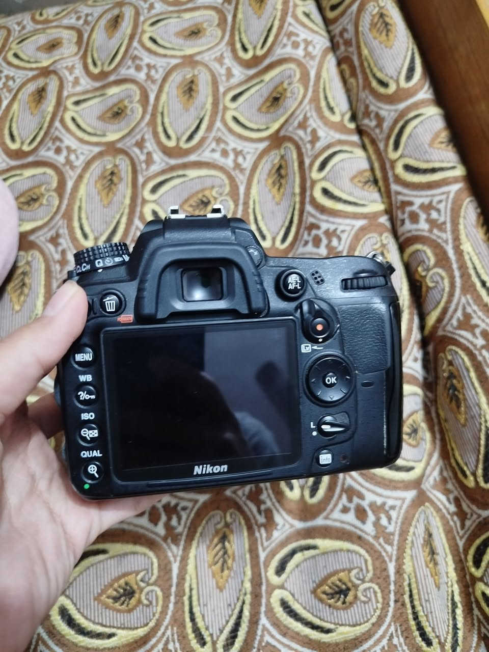 كامره نيكون D7000 الكامره نظيفه
وياها زوم 70-300 وشاحنه 
مكاني حله سعرها 400 وبيها مجال 

***********
