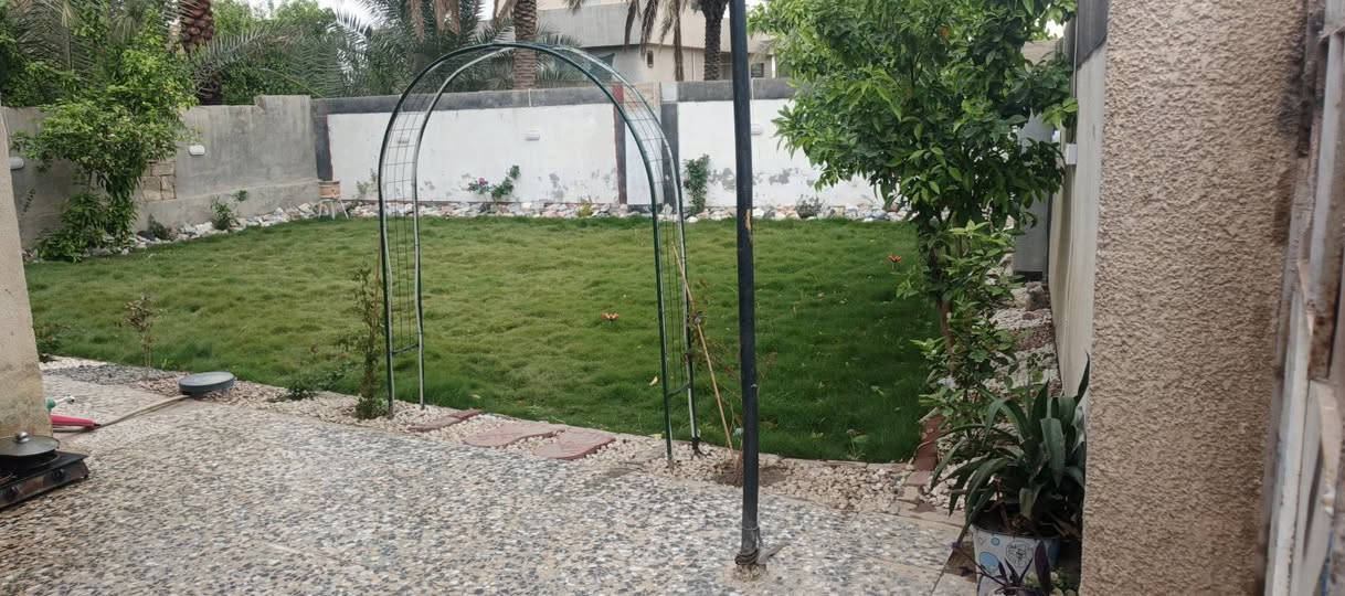 السلام عليكم دار للبيع خلف مشتل المهندسة سحر المساحة 300 جبهة 30 جنس لارض قانون 17 يحتوي على غرفتين نوم +ستقبال صحيات داخلية خارجية البناء جيد جداً مسلح السعر 80وبي مجال بصيط رقمي ***********
