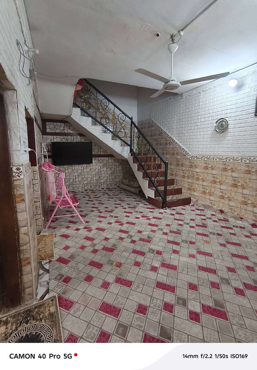 السلام عليكم
دار للبيع مساحه ١١٠م مربع طابقين كل طابق بيت متكامل ومعزول 
الطابق الاول / مطبخ وغرفه وبراني وصاله وصحيات وطارمه
الطابق الثاني/غرفتين وصاله ومطبخ وصحيات 
العنوان /الجلبيه قرب التاميم الاولى اسواق فلس ونص

للاستفسار

***********

