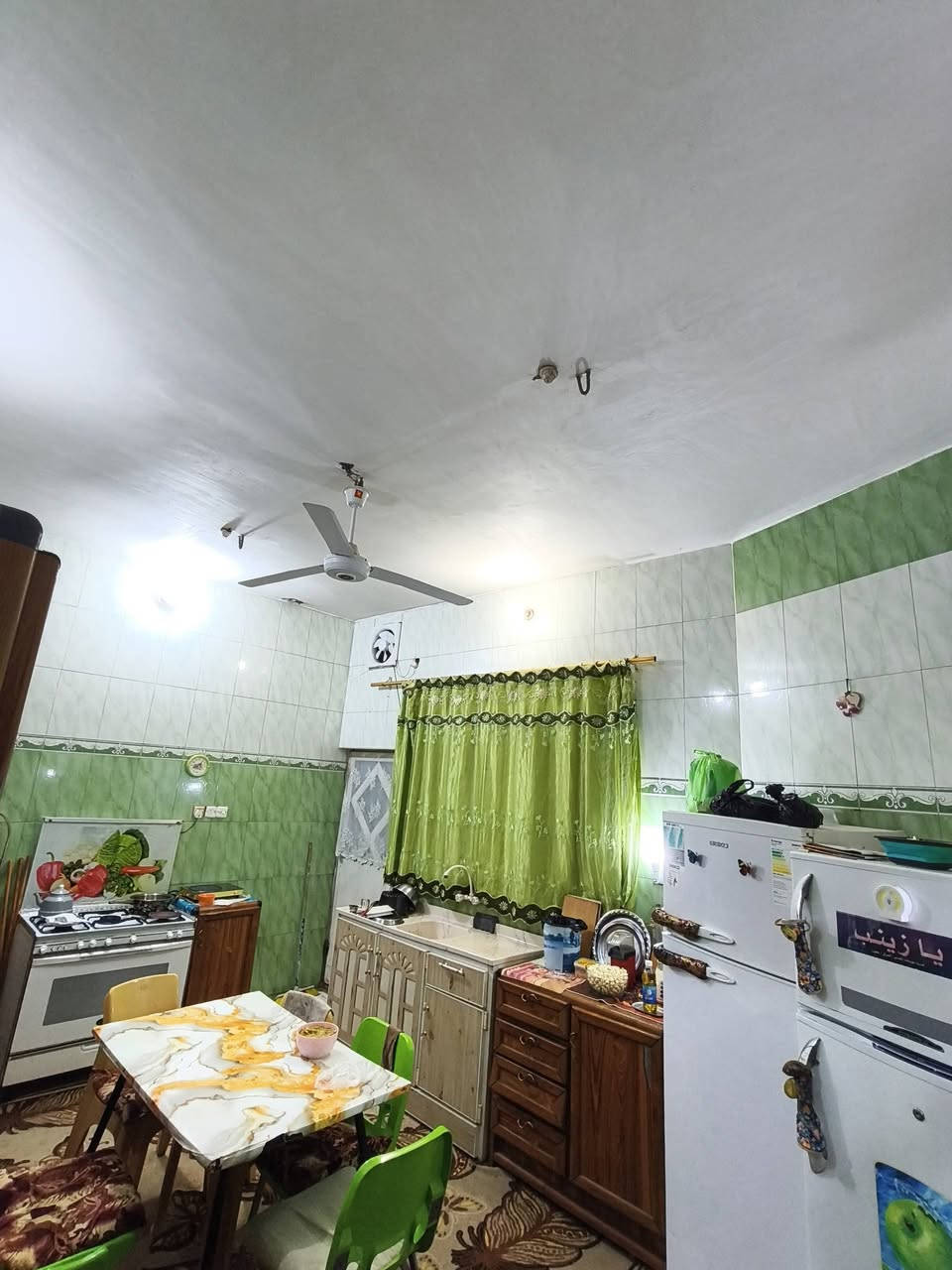 بيت للبيع 
مساحة 200م بناء 2011
 الخاجيه شارع40 
يحتوي على 
5 غرف نوم
مطبخ 
صالة 
هول داخلي 
3صحيات 2داخليات 1 خارجي
البيت وجهة على مربع (ساحه مفتوحه)
للاستفسار الاتصال على الارقام 
***********
***********
