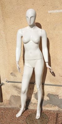 مانيكان سعر ١٠ الف ٠٧٧٠٠١١٢٧٥٠