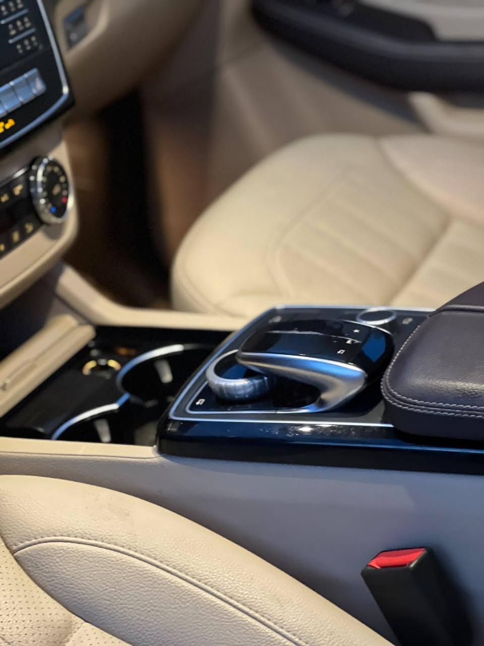 🔷 مرسديس GLE350 2018 وارد فل كامل 
🔷 موديل: 2018
🔷العداد: 35 الف ميل
🔷 موجودة في: صنعاء
🔷 المواصفات:
⭐ نظام تشغيل بالبصمه
⭐ نظام الدفع الرباعي الخاص بمرسيدس (4MATIC) القوي والذكي الغني عن التعريف 
⭐ فتحة سقف كهربائية بانوراما 
⭐ 5 كيمرات للرؤية بزاويه360درجة 
⭐ كراسي جلدية لون بيج
⭐ كراسي متحركة كهربائياً.
⭐ سخانات وبرادات كراسي 
⭐ مكيف مركزي امامي وللمقاعد الخلفيه
⭐ شاشة  5 انش مع مشغل CD.مدخل USB
⭐ كيمرا خلفية للمساعدة على الركن
⭐ مقود متحرك ومتعدد الاغراض.  
⭐ نظام الحقن الكتروني للوقود GDI
⭐ محرك V6 سعة 3.5 لتر
⭐ قوة 302 حصان / عدد لفات 6500 لفة في الدقيقة
⭐ اقصى عزم للدوران 273 رطل -قدم / عدد لفات 5250 لفة في الدقيقة
⭐ ناقل الحركة 7 سرعات اوتوماتيكي
⭐ تستهلك السيارة ” داخل المدينة ” 10.3 لتر لكل 100 كم
⭐ تستهلك السيارة ” على الطريق السريع ” 6.9 لتر لكل 100 كم
⭐ خاصية الثبات الالكتروني
⭐ خاصية التحكم في الجر
⭐ خاصية مراقبة ضغط الهواء داخل الاطارات
⭐ خاصية تثبيت السرعة
⭐ عدد 9 وسائد هوائية امامية وجانبيه لحماية السائق و الركاب
⭐ المكابح مانعه للانزلاق ABS / توزيع قوى المكابح الكترونيا EBD / خاصية مساعد المكابح
⭐ سعة خزان الوقود : 97 لتر
⭐ التسارع من 0 الى 100 كم في 4.6 ثانية
⭐ السرعة القصوى 250 كم / ساعة
⭐ راديو / مسجل MP3 / مشغل CD  
⭐ حساسات للمساعدة فى الركن 
⭐ خاصية البلوتوث للرد على الهاتف
⭐ مكيف خلفي للكراسي الخلفيه 
⭐ والعديد من مواصفات الامان والرفاهيةالتي تتميز بها مرسيدس بنز.
رقم القعادة :   4JGDA5HBXJB065408
🔷 السعر: ( 24000 )$دولار.
#للـــــتــــو𝟕𝟕𝟓𝟒𝟏𝟓𝟒𝟏𝟗اصــــــــل📲👉
فريقنا جاهز للرد دائماً 
775415419 يمن موبايل 
739995419 يو


**إذا كنت صاحب هذا الإعلان وتريد حذفه لأي سبب، رجاءا أرسل رسالة إلى الدعم الفني**
