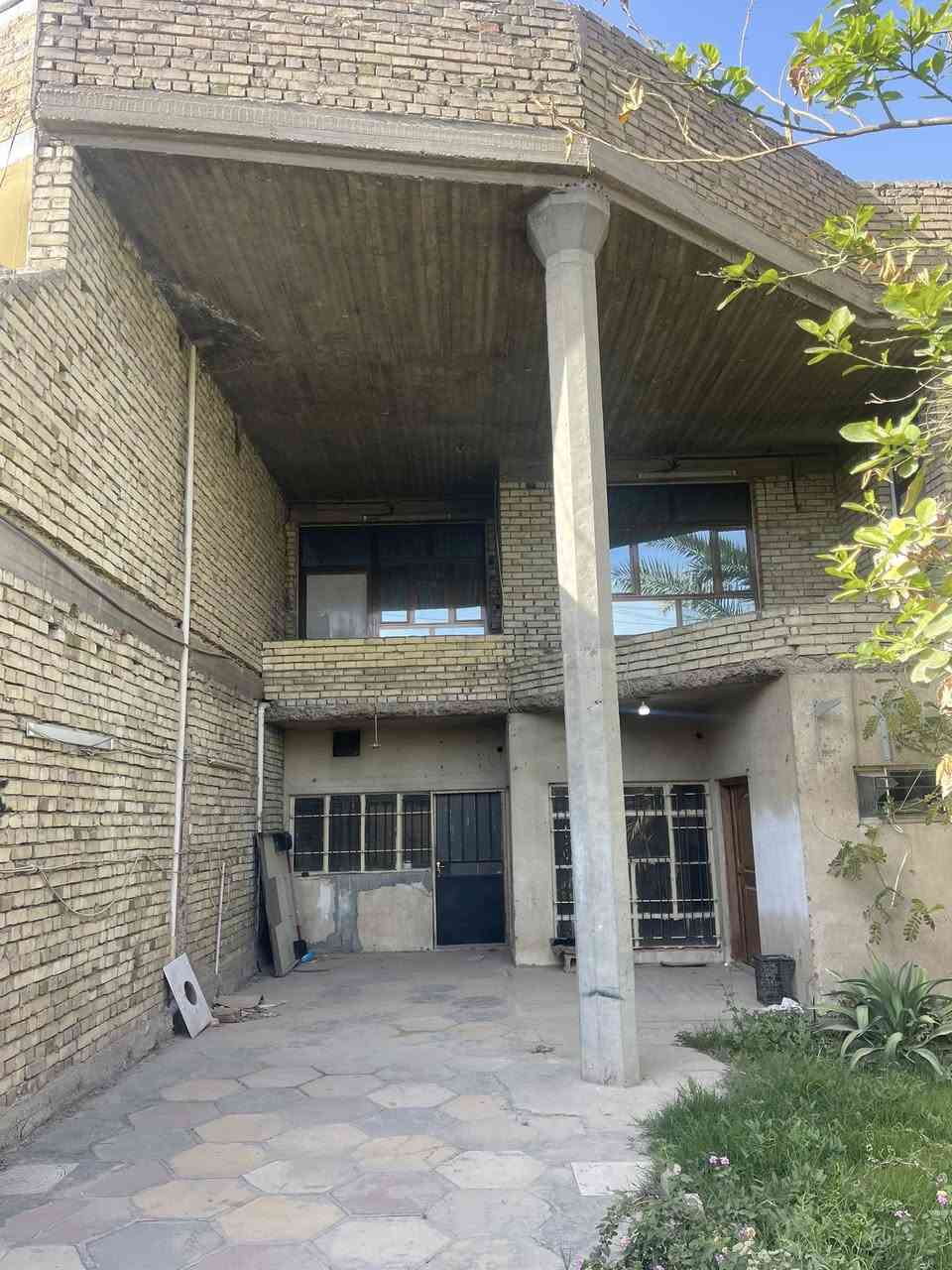 السلام عليكم البيت للبيع المساحة 300 الواجهة 12 متر النزال 25  طابقين كامل صحيات و كهربائيات جاهز للسكن فارغ حالياً متوفر فقط اتصال واتس آب و هاتف للأتصال *********** البيت بأسمي
