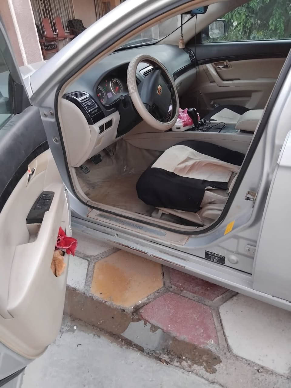 السلام عليكم جيلي امكراند حجم الكبير محرك كير تبريد صدر تخم تاير بسمي سنويه لل29 السعر 65 وبيهه مجال العنوان قرب بوابه الراشديه في جديده الشط للتصال ***********
