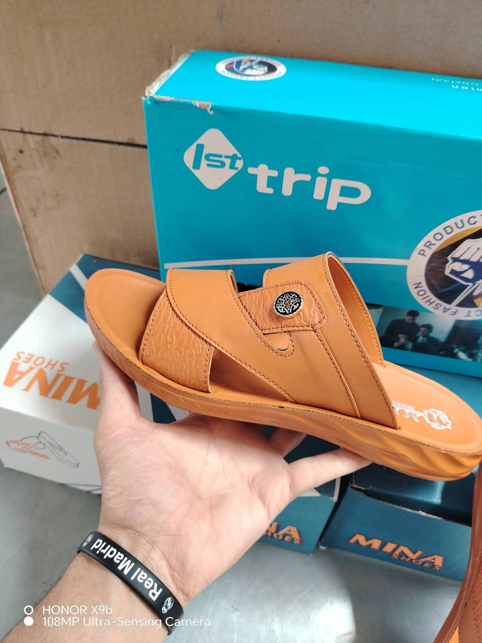 راحة بكل خطوة، وأناقة بكل مكان 👣
شحاطة طبي من MINA تجمع بين الراحة الفائقة والتصميم العملي، مناسبة للاستخدام اليومي وتخفف الضغط على القدم أثناء المشي الطويل.
✨ مريحة
✨ خامة ممتازة
✨ تصميم أنيق
✨ مناسبة للبيت والخارج
💰 السعر فقط 6000 دينار
دلّل رجليك براحة تستحقها مع شحاطة MINA الطبية — جودة وسعر مناسب بانتظارك.

#العنوان موصل  باب جديد قرب صيدلية الحلا داخل القيصرية تحت كافتريا طوكيو 💯 
لايك للصفحة ومتابعته ليصلكم كل جديد
رقم الهاتف للحجز
***********
