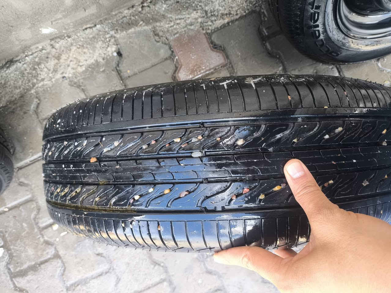 ويل 15 شرط لا عواج ولا تعديل
+ تايرات جدد ماشي شي قليل 15/65/195
انطيهن شرط ميحتاج حتى بلنص شد واطلع 
سعرهن 150الف 
***********
