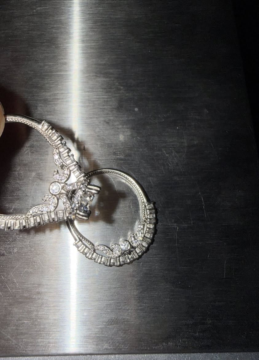 السلام عليكم لدينا خاتم تونز  فضة جديد عيار 925
وزنه 6 غرامات مختوم ومطلي ب راديوم


**إذا كنت صاحب هذا الإعلان وتريد حذفه لأي سبب، رجاءا أرسل رسالة إلى الدعم الفني**