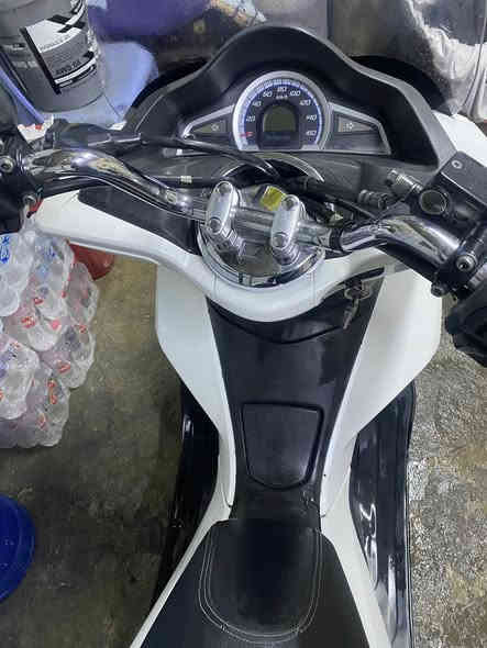 بي سي اكس (PCX) 
2018 ياباني جيل الثاني 
دراجة نظيفة بس كفرات بيه شخوط محرك مكفول 
بانزين محسن ودهن ليكي مولي وكالة
مابيه اوراق دراجة جيب فيتر وافحص نهايتها 16 ورقة قفل 
مكاني الكرادة 52
***********
