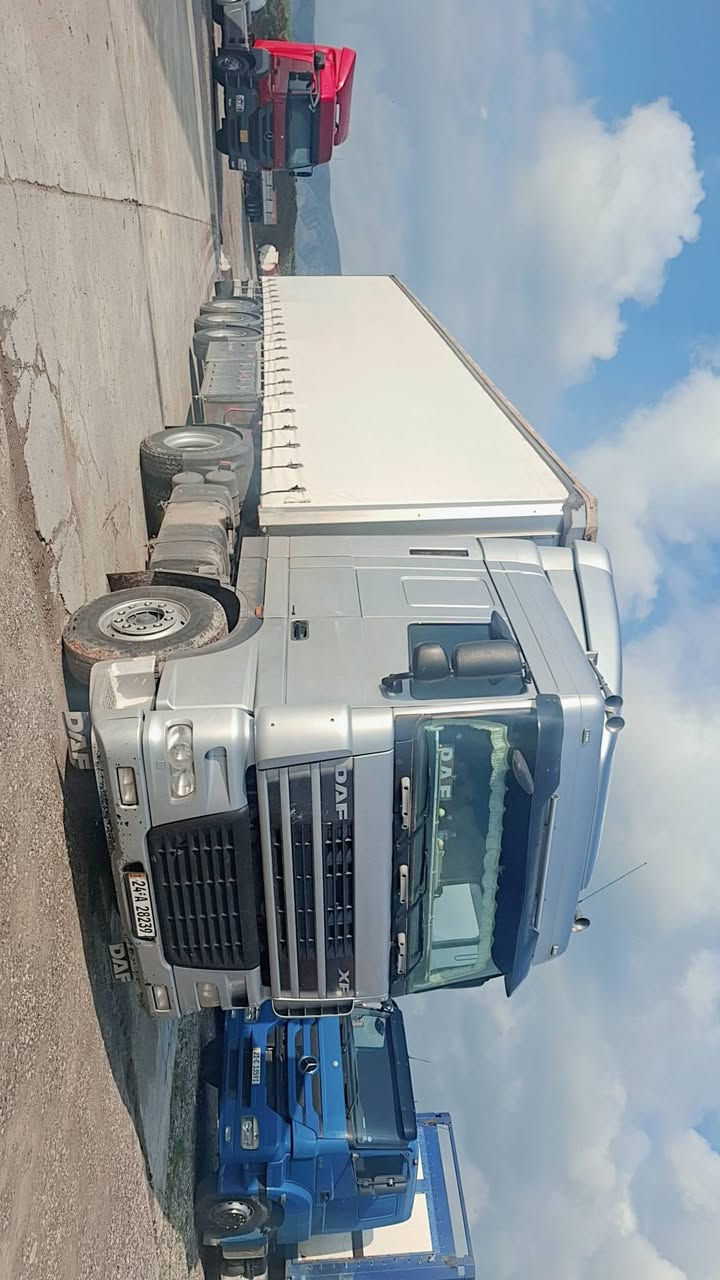 بسم الله الرحمن الرحيم 
النوع السياره . داف تاك ويل دبل قماره تريله فلات جادر مسرحيه 3 محور تاك تاير بالون  42 طن 
موديل 2001. حجم محرك  430, انجكتر 
مواصفات . تبريد . تايدر 5 طقات. ثلاجه داخل . كير عادي . دبل تانكي كاز دبل مناميه . 
عربانه جادر مسرحيه . طخم تاير ثلاجه مطبخ تانكي ماء داخل جديد طخم فافونات . عربانه شاصي قواطع خير من الله جديد
كير محرك اكسن شاصي مكفول كفاله عامه شرط 
رقم سنويه هزه جديد نيضام جديد دبل سنويه رقم دهوك تحويل مباشر 
السعر  2. دفتر معا مجال . 
عنوان معرض هوار طريق دهوك موصل جمبور عميريه 
***********
***********
***********
