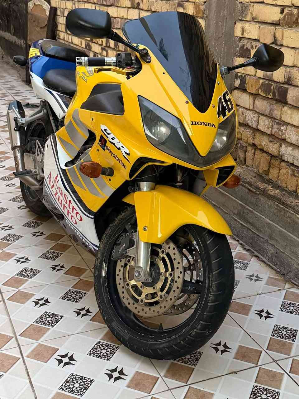 سلام عليكم
HONDA F4I 600 للبيع
الدراجه كامله مكمله مكينه ما مفتوحه 
دراجه بيه اوراق 
تجي تفحص وتشوفه 
السعر ١٨ وبيه مجال قليل حك الجيه 
مكاني ديوانيه المركز ***********
