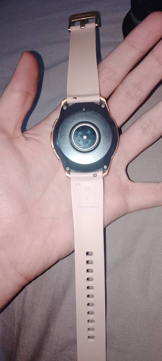 سلام عليكم ساعة سامسونج واتش6 حجم 43mm استعمال قليل جدا السعر 150الف للتواصل رقم ***********واتساب
