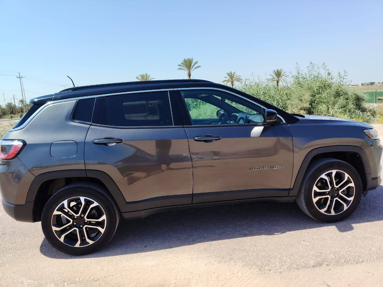 جيب كومباس  2023 الشكل الجديد
دخول جديد فول مواصفات 
ضررها فقط صبغ الجاملغ  الامامي الايمن  والباقي كفالة عامة 
مواصفاتها 

* كشنات جلد - تدفئة تبريد  للكشنات  
*  سايد بريك. دكمة 
* فور ويل 
* لايت زنون كشاف متحرك مع الستيرن
* سماعات مع نظام صوتي Harman Kardon
* بانوراما
* 3 انظمة قيادة 
* رادار امامي. - جانبي -خلفي
* مري جانبي هيتر 
* كامره  دوارة 
* ويل كب حجم 19 انج
* محرك 2,0 تيربو 
* دبل اكزوز 
* 40 الف كيلو متر وليس مايل 

السعر 165 وبي مجال  بدون لوحات 
علما دخول السيارة باسمي 
***********
