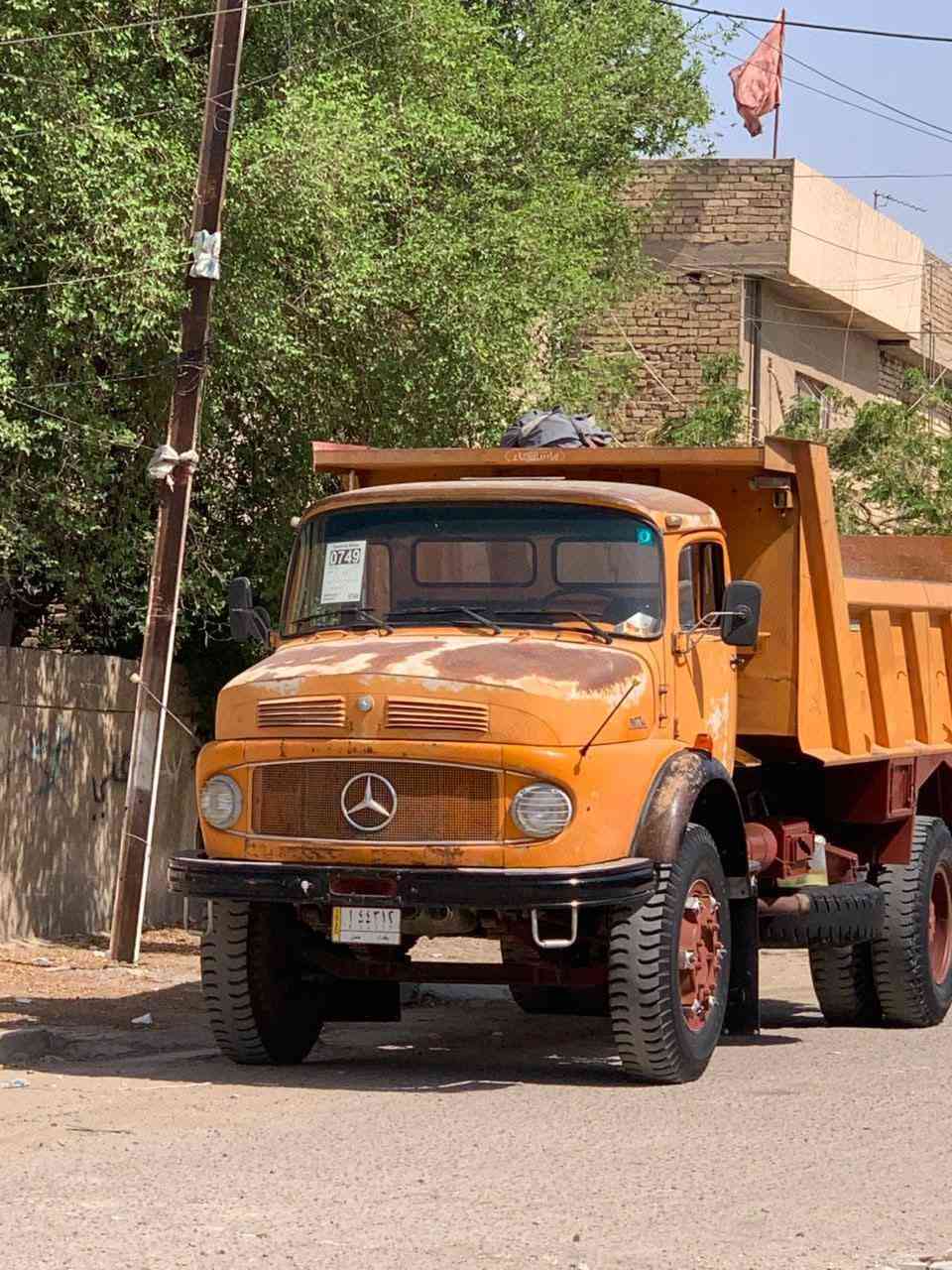 سلام عليكم البيع موديل 81 بيها بس لغد السياره بلاديه محرك جديد كير ابو الشخاطه جديد اكسن 17 بلادي مامفتوح رقم بغداد بسمي ***********
