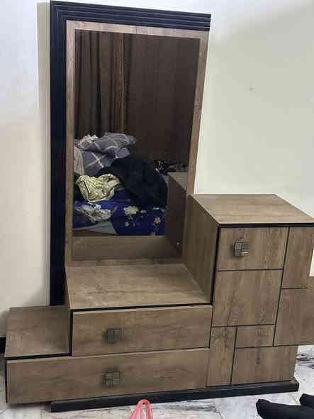 السلام عليكم غرفه نوم تركيه عدد ٥ قطع بدون جربايه ونضيفه السعر خاص او ***********
