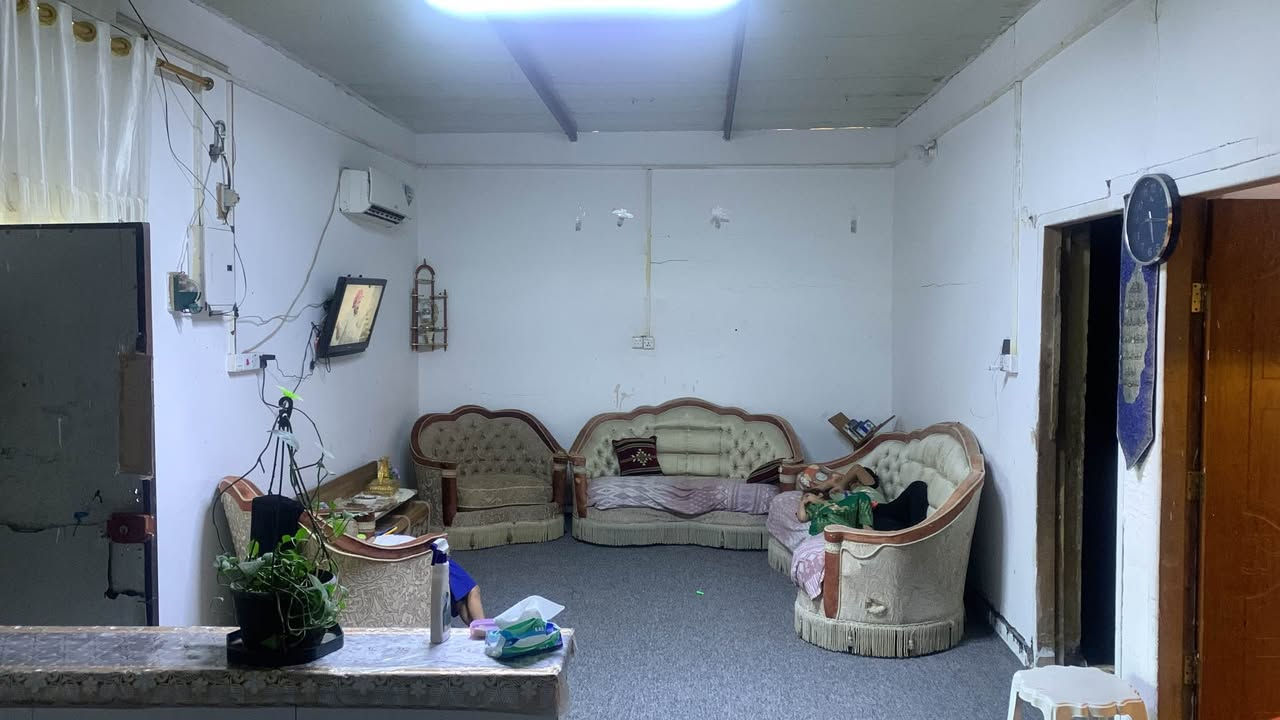 بيت حواسم امن دخلي قرب مدرس علي الأكبر يتكون بيت مساحه 250 متر.  صاله جبير. غرف ثنين ومطبخ  وحام دخلي وخرجي. وبيت كله سرميك شقف سندويج. سعر 25.  وبي مجال بسيط شراي وتساب *********** البصرة, العراق
