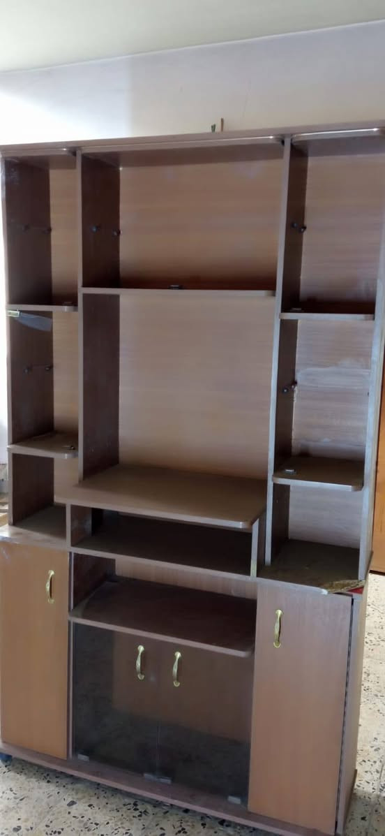 معرض للبيع قطعة وحدة طوله متر ونص 
وعرضه 50سم 75 مغلف بمري من الداخل
والثاني قطعتين متر ونص بمترتين ب50ألف 
الأتصال على الرقم ***********
