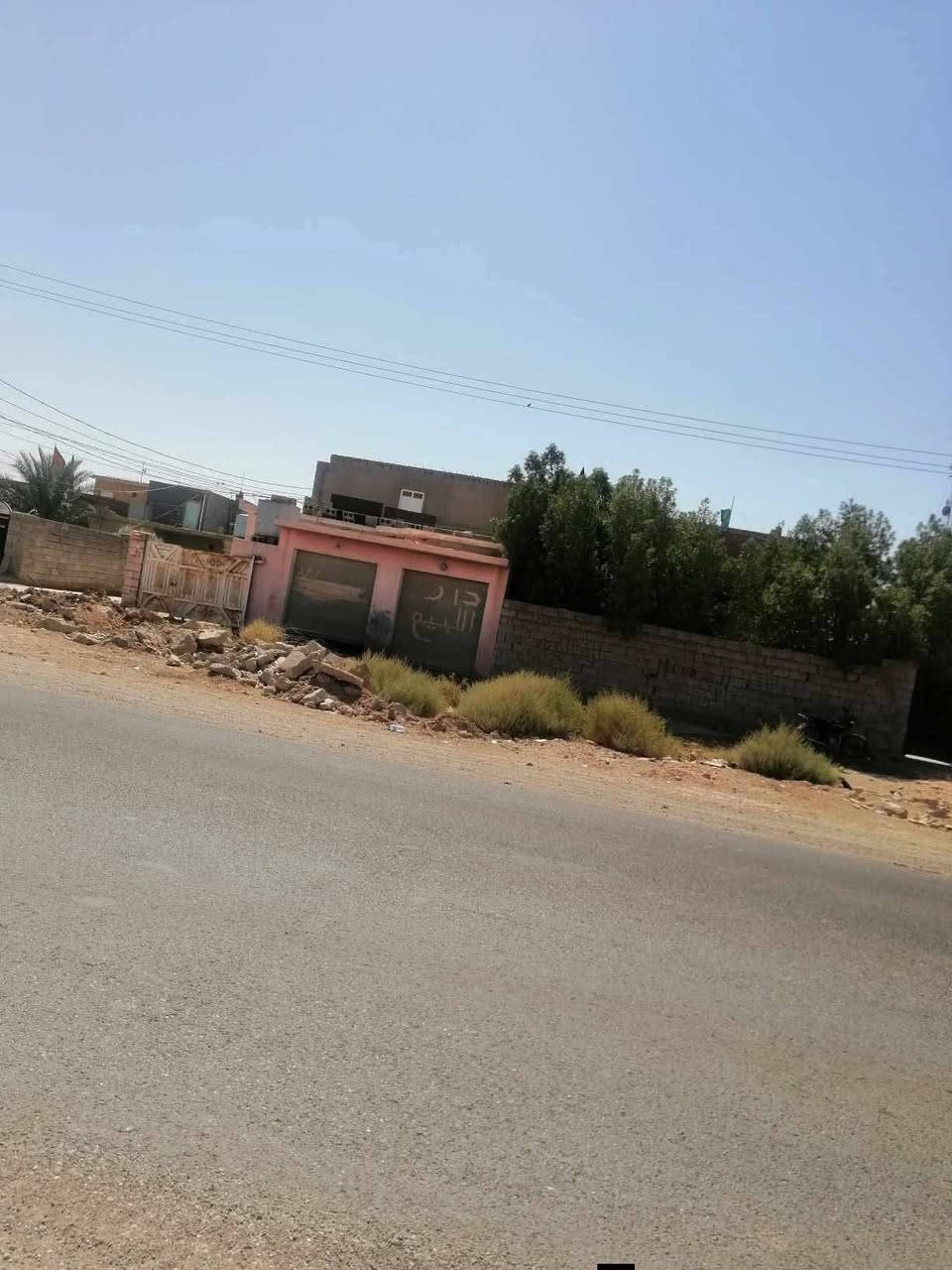 السلام عليكم
دار للبيع وجه شارع عام وركن وشارع فرعي متكون من طابقين 4غرف منام قياس كل غرفة 5.4   وصالة 10 .5 واستقبال 8.5 ومطبخ5.4 وصحيات داخلية وخارجة ومناور وقطعة خلف البناء 200متر من ضمن الدار على شارع صادة ركن  المساحة الكلية 540متر خدمات كاملة تبليط ماء مجاري مدارس  منطقة هادئة. . الموقع قرب مطحنة.ديالى او. مرور ديالى نزلة الجوبة منطقة الجوبة. طابو صرف زراعي سند25.تحويل مباشر الشراي يتصل غير متواجد على الفيسبوك ***********
