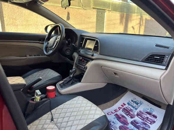 السلام عليكم النترا ١٧  للبيع 
حادثها موضح  بالصور  صندوك و جاملغ خلفي  مصلحات نفسهن
وبيها بارد  
ماشية ٨٩ الف ميل 
مواصفاتها نص فول شاشة جبيرة وكاميرا  خلفية 
ويل كب  ١٦ 
عليها ادامة جديدة مكينة بلكات ومجاول  كله جديد
الصدر البارحة بدلته كله 
اذن مكينه ودسكات كذلك كله جديد 
التايرات نضيفة 
مكاني الشعب  
***********
