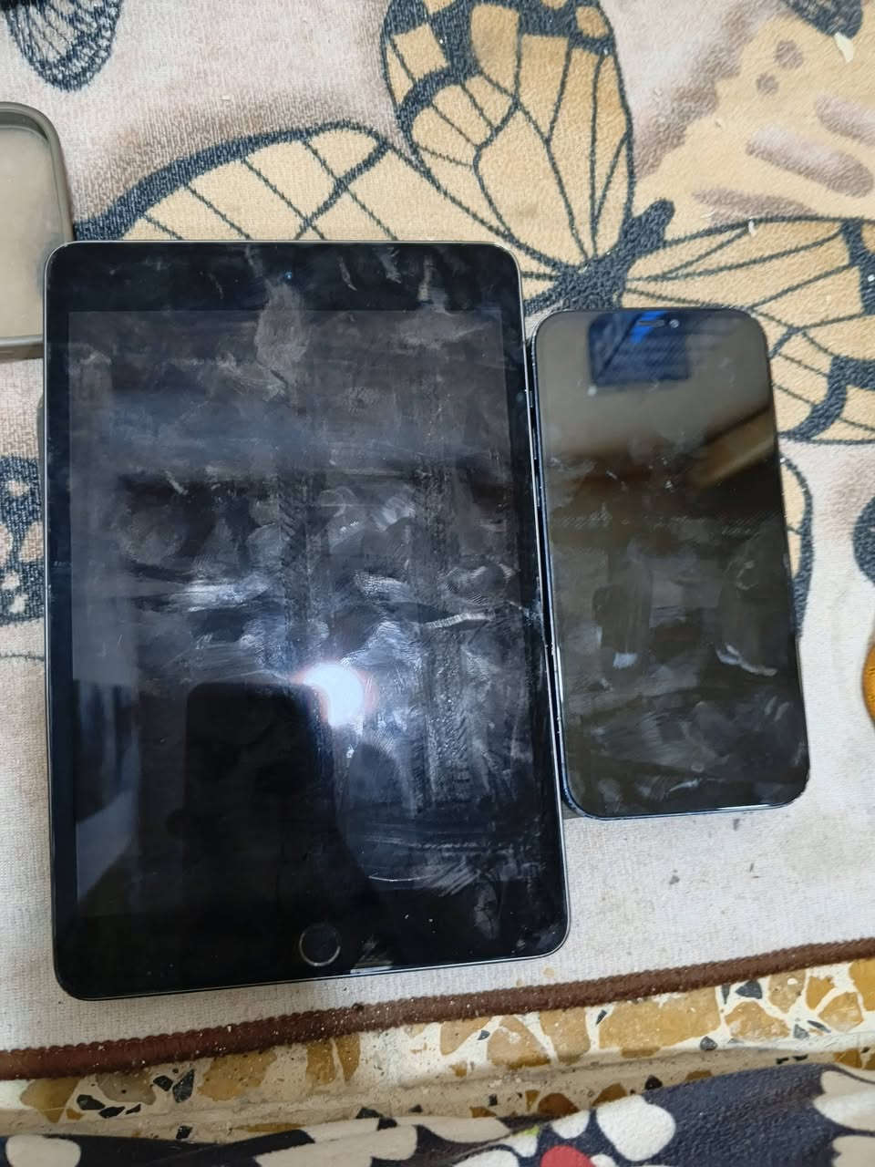 ايفون 12 عادي+ايباد مني5 ثنينهم يحتاج الهم شاشة قيم واخذ مكاني بغداد ***********
