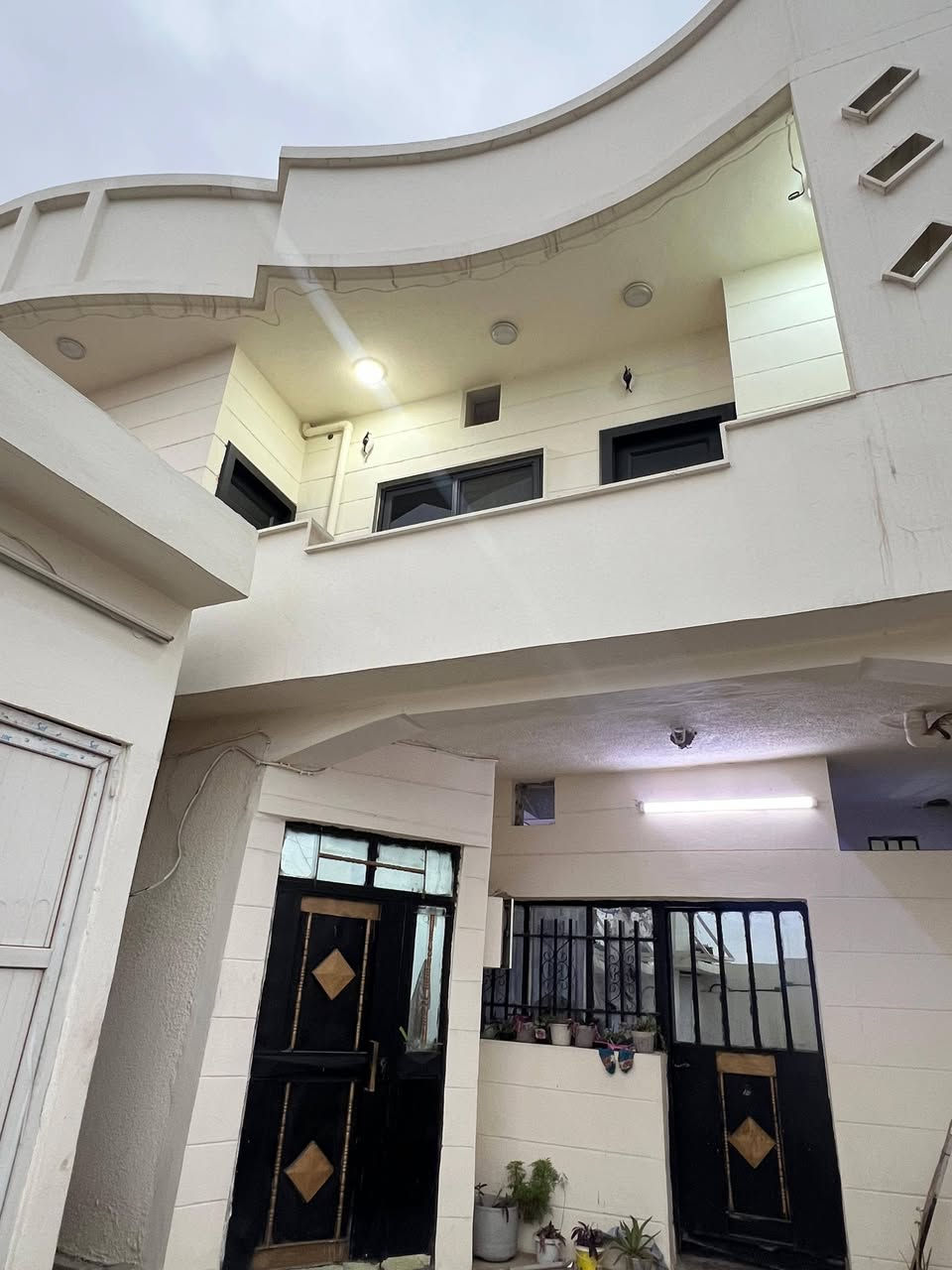 بيع مستعجل دار 200م طابوا، شارع 20،حي الزوراء55 فرع قاعة الشهداء.
تفاصيل البيت:-
1️⃣الطابق الأول/ نقص سيراميك فقط، يشمل؛ 
(2 غرفة نوم +  هول كبير + استقبال كبير + مطبخ حار وبارد سيراميك + كراج + محل او أسواق كبير +صحيات سيراميك داخل وخارج).

___________________

2️⃣الطابق الثاني/ بناء حديث فول سيراميك ويحتوي على منظومة دكت يشمل؛ 
( 2 غرفة نوم كبيرة ± هول + مطبخ + صحيات + مخزن كبير)

🛑 السعر مراسلة الخاص 
واتس اب *********** ☎️
