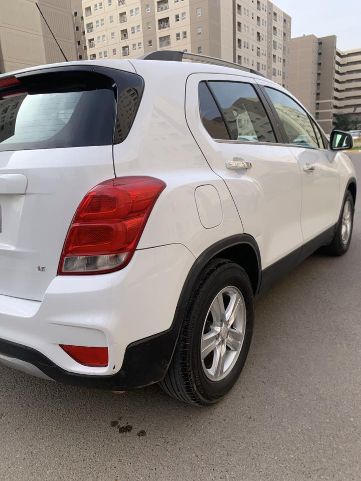 للبيع شوفر ليت تراكس  موديل 2018
المواصفات / مكينه ١٤٠٠ توربو 
كشنات جلد كهرباء السايق 
كامره وشاشه كار بلاي
كود سرعه
كشافات ظباب
بصمه 
تشغيل عن بعد 
وباقي المواصفات معروفه 
وارد امريكا حادث بنيد وجاملغ 
السياره باسمي السنويه بعده مصاقطه شرط التحويل ثاني يوم 
السعر 92 بيها مجال بسيط 
***********
