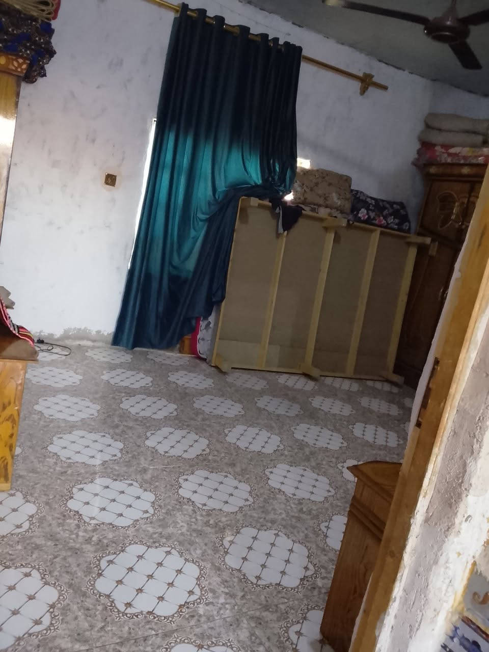السلام عليكم بيت للبيع يحتوي على غرفتين نوم وصاله ومطبخ واستقبال وصحيات المساحه 200متر سقف سندويج المكان كوت حي الحكيم الثانيه قريب عن كليه الامام الكاظم للاستفسار   ***********.

