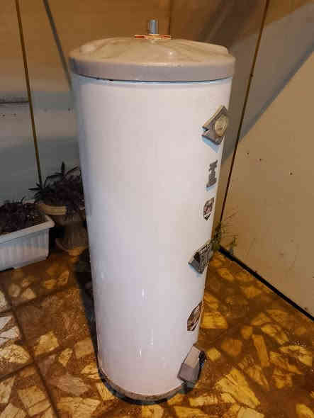 السلام عليكم اخوان سخان الطحان الاصلي  للبيع 160لتر شغال وعلى الفحص استخدام قليل  السعر المطلوب 150الف بغداد شهداء البياع  ***********
