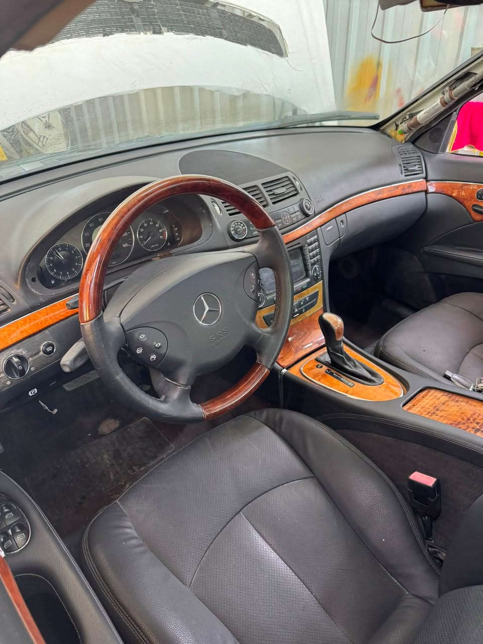 السلام عليكم
مارسدس W211. E350. 2006 
فول مواصفات السياره بيهه نواقص بسيطه مكينه وكير مكفولات تسجيل جديد قرار 102 كامله معامله صاعده هزه وفحص باقي بس تدفع كمرك وتدك لوحات مصبوغه حزام بالخارج بدون حادث قوي بيع مستعجل السعر 55 وبيهه مجال بسيط مكانهه ديوانيه مركز 
***********///***********
