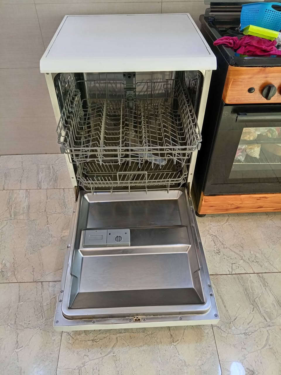 غساله صحون نضيفه سامسونك ***********
بغداد السعر ٣٠٠
