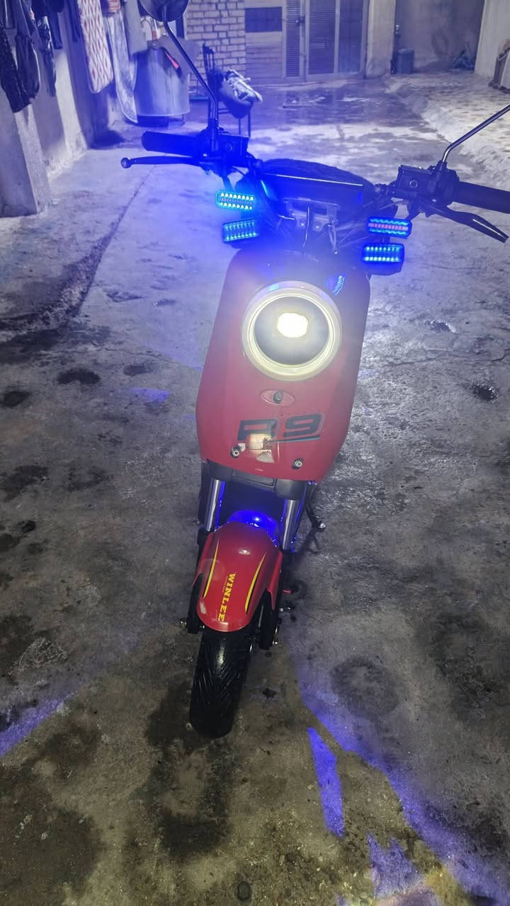 السلام عليكم دراجة شحن R9
للبيع دراجه بابيه شيء بس اشياه بسيطه ضربة واضحة بل صوره بدل باتري واحد بس دراجة نضيفه سعر 425وبيه مجال للتواصل ***********
